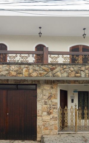 Casa à venda com 287m², 3 quartos e 2 vagas Casa à venda com 287m², 3 quartos e 2 vagasFachada