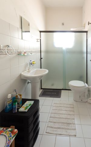 Casa à venda com 90m², 2 quartos e sem vaga Casa à venda com 90m², 2 quartos e sem vagaBanheiro