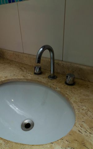 Casa de condomínio para alugar com 105m², 4 quartos e 2 vagas Casa de condomínio para alugar com 105m², 4 quartos e 2 vagasBanheiro da Suíte 1