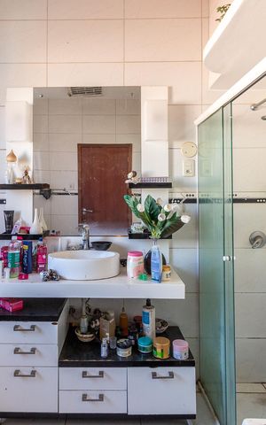 Casa à venda com 217m², 4 quartos e 1 vaga Casa à venda com 217m², 4 quartos e 1 vagaBanheiro
