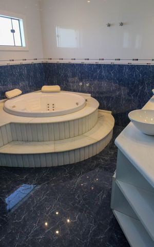 Casa de condomínio para alugar com 323m², 3 quartos e 4 vagas Casa de condomínio para alugar com 323m², 3 quartos e 4 vagasBanheiro da Suíte 3