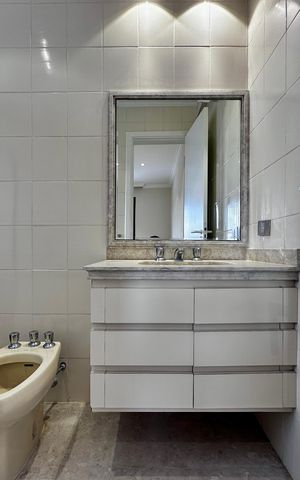 Apartamento para alugar com 216m², 3 quartos e 3 vagas Apartamento para alugar com 216m², 3 quartos e 3 vagasBanheiro da Suíte 1