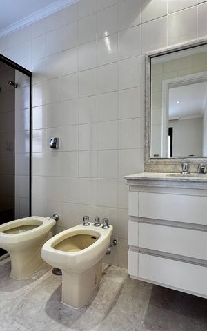 Apartamento para alugar com 216m², 3 quartos e 3 vagas Apartamento para alugar com 216m², 3 quartos e 3 vagasBanheiro da Suíte 1