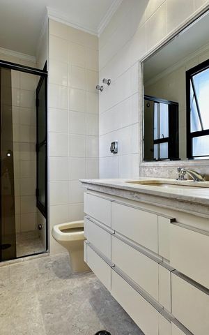 Apartamento para alugar com 216m², 3 quartos e 3 vagas Apartamento para alugar com 216m², 3 quartos e 3 vagasBanheiro da Suíte 2