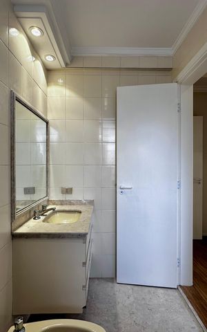 Apartamento para alugar com 216m², 3 quartos e 3 vagas Apartamento para alugar com 216m², 3 quartos e 3 vagasBanheiro da Suíte 1