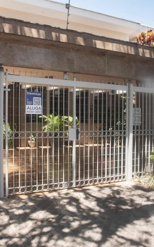 Casa à venda com 282m², 4 quartos e 3 vagasFrente