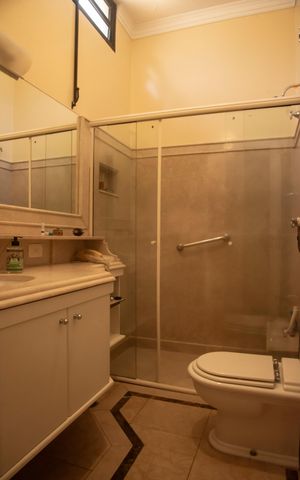 Casa à venda com 282m², 4 quartos e 3 vagasBanheiro da Suíte 4