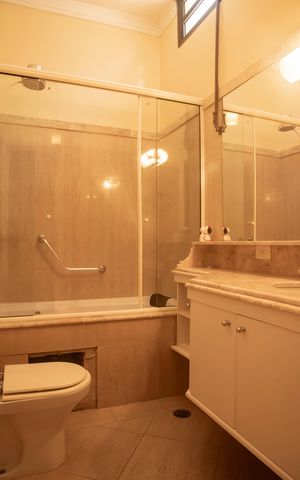 Casa à venda com 282m², 4 quartos e 3 vagasBanheiro da Suíte 1