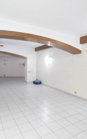 Casa à venda com 700m², 3 quartos e 5 vagas Casa à venda com 700m², 3 quartos e 5 vagasGaragem