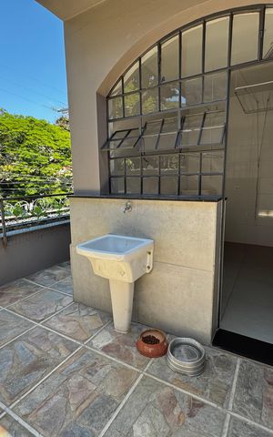 Casa à venda com 400m², 8 quartos e 5 vagas Casa à venda com 400m², 8 quartos e 5 vagasÁrea de Serviço
