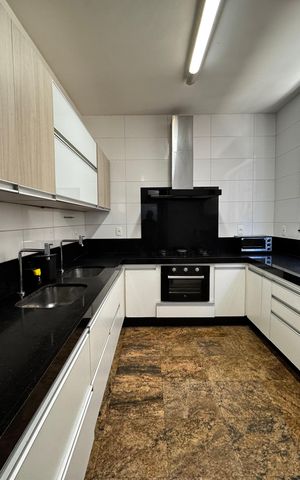 Casa à venda com 400m², 8 quartos e 5 vagas Casa à venda com 400m², 8 quartos e 5 vagasCozinha