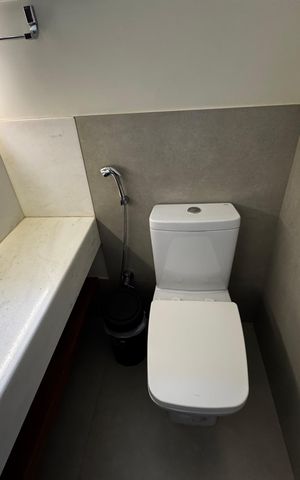 Casa à venda com 400m², 8 quartos e 5 vagas Casa à venda com 400m², 8 quartos e 5 vagasBanheiro 2