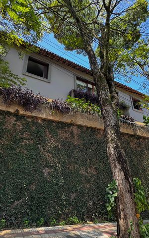 Casa à venda com 400m², 8 quartos e 5 vagas Casa à venda com 400m², 8 quartos e 5 vagasFachada casa
