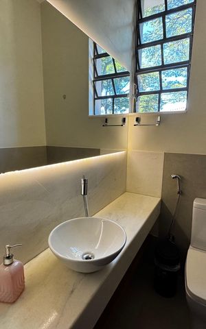 Casa à venda com 400m², 8 quartos e 5 vagas Casa à venda com 400m², 8 quartos e 5 vagasBanheiro 2