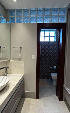 Casa à venda com 400m², 8 quartos e 5 vagas Casa à venda com 400m², 8 quartos e 5 vagasBanheiro 1