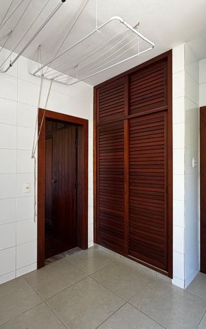 Casa à venda com 400m², 8 quartos e 5 vagas Casa à venda com 400m², 8 quartos e 5 vagasÁrea de Serviço