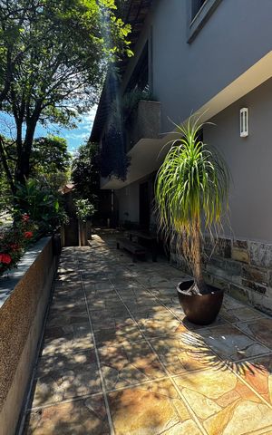 Casa à venda com 400m², 8 quartos e 5 vagas Casa à venda com 400m², 8 quartos e 5 vagasVaranda