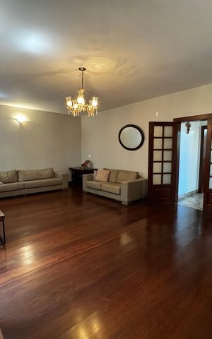 Casa à venda com 400m², 8 quartos e 5 vagas Casa à venda com 400m², 8 quartos e 5 vagasSala