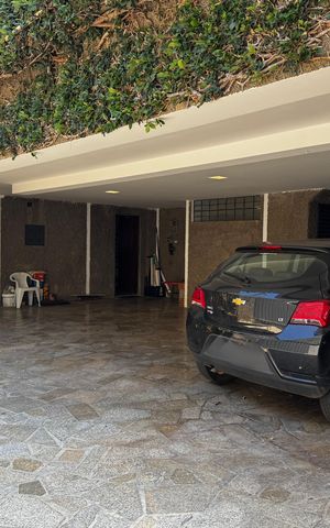 Casa à venda com 400m², 8 quartos e 5 vagas Casa à venda com 400m², 8 quartos e 5 vagasGaragem - 1° Andar