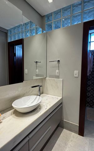 Casa à venda com 400m², 8 quartos e 5 vagas Casa à venda com 400m², 8 quartos e 5 vagasBanheiro 1
