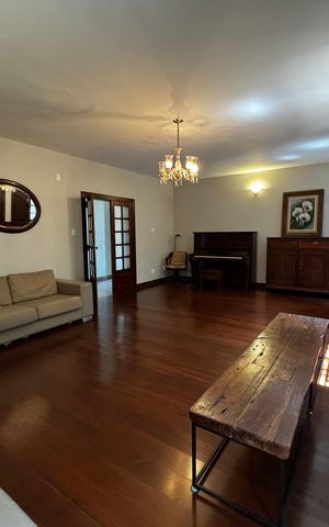 Casa à venda com 400m², 8 quartos e 5 vagas Casa à venda com 400m², 8 quartos e 5 vagasSala