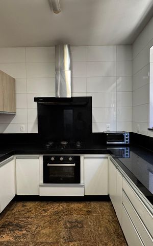 Casa à venda com 400m², 8 quartos e 5 vagas Casa à venda com 400m², 8 quartos e 5 vagasCozinha
