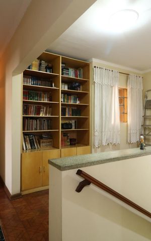Casa à venda com 384m², 4 quartos e 2 vagasCorredor piso superior