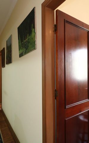 Casa à venda com 384m², 4 quartos e 2 vagasCorredor piso superior