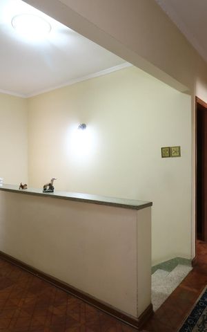 Casa à venda com 384m², 4 quartos e 2 vagasCorredor piso superior