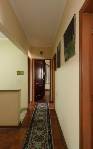 Casa à venda com 384m², 4 quartos e 2 vagasCorredor piso superior