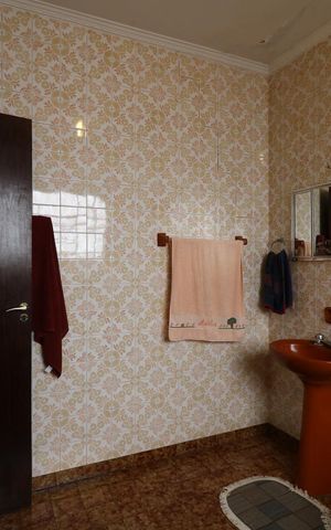 Casa à venda com 384m², 4 quartos e 2 vagasBanheiro 1