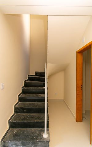 Casa de condomínio à venda com 76m², 2 quartos e 1 vaga Casa de condomínio à venda com 76m², 2 quartos e 1 vagaEscada