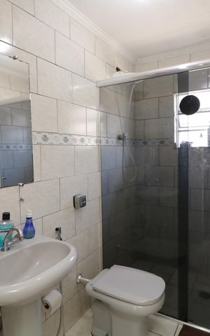 Casa à venda com 240m², 5 quartos e 4 vagasSuíte - Banheiro Casa 2