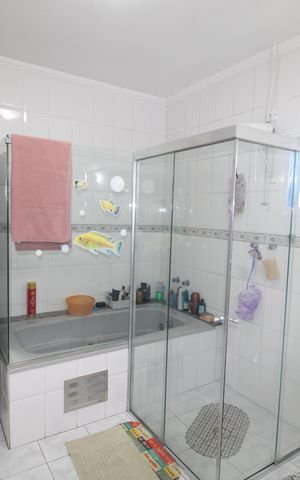 Casa à venda com 243m², 4 quartos e 4 vagasBanheiro 4
