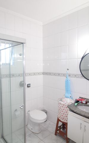 Casa à venda com 243m², 4 quartos e 4 vagasBanheiro 4