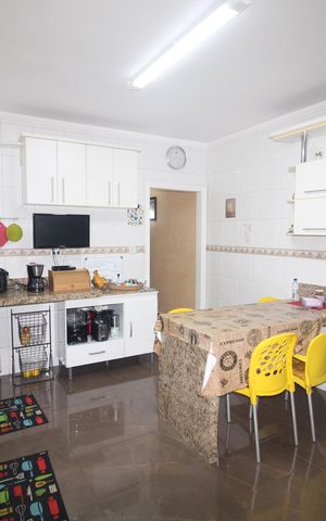 Casa à venda com 243m², 4 quartos e 4 vagasCozinha
