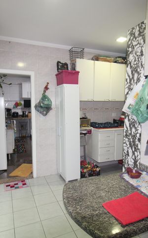 Casa à venda com 243m², 4 quartos e 4 vagasCozinha