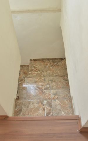 Casa à venda com 356m², 5 quartos e 4 vagasEscada