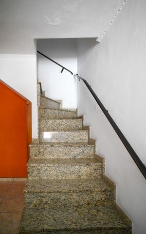 Casa à venda com 92m², 2 quartos e 1 vaga Casa à venda com 92m², 2 quartos e 1 vagaEscada