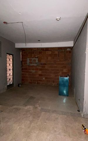 Casa à venda com 230m², 3 quartos e sem vaga Casa à venda com 230m², 3 quartos e sem vagaSala