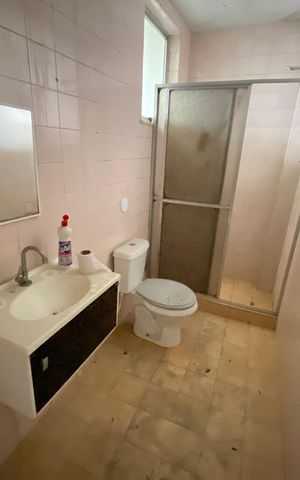 Casa à venda com 230m², 3 quartos e sem vaga Casa à venda com 230m², 3 quartos e sem vagaBanheiro