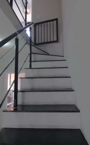 Casa à venda com 113m², 3 quartos e 2 vagasEscada