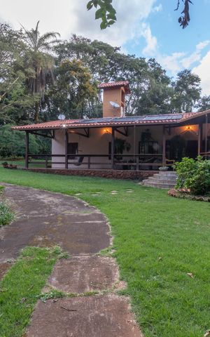 Casa de condomínio à venda com 595m², 4 quartos e 6 vagas Casa de condomínio à venda com 595m², 4 quartos e 6 vagasÁrea externa