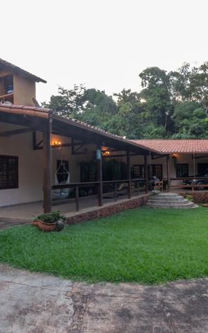 Casa de condomínio à venda com 595m², 4 quartos e 6 vagas Casa de condomínio à venda com 595m², 4 quartos e 6 vagasÁrea externa