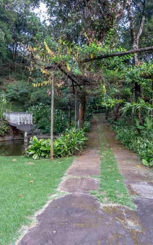 Casa de condomínio à venda com 595m², 4 quartos e 6 vagas Casa de condomínio à venda com 595m², 4 quartos e 6 vagasÁrea externa