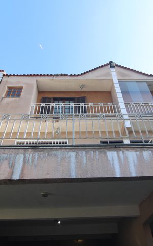 Casa de condomínio à venda com 180m², 3 quartos e 3 vagasFachada