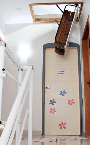 Casa à venda com 180m², 3 quartos e 2 vagasEscada acesso aos Quartos acesso ao sótão
