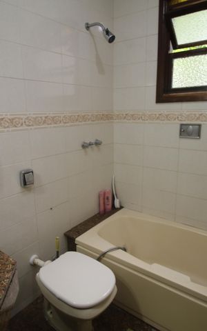 Casa à venda com 360m², 3 quartos e 4 vagasBanheiro da Suíte 2