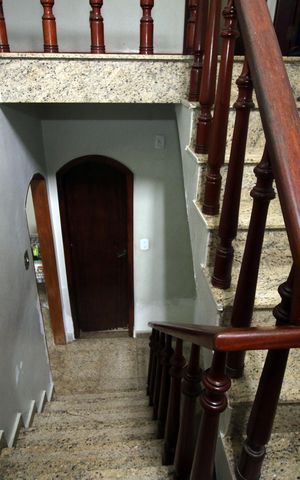 Casa à venda com 360m², 3 quartos e 4 vagasSala - escada 2º piso