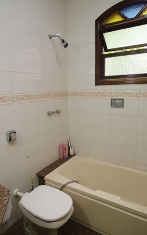 Casa à venda com 360m², 3 quartos e 4 vagasBanheiro da Suíte 2